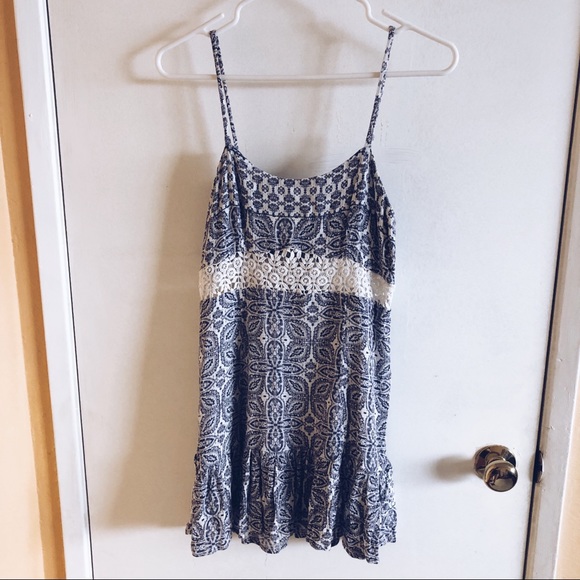 Chloe K Dresses & Skirts - 🍃paisley lace dress